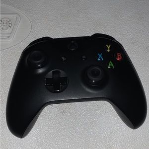 Black x-box one controller